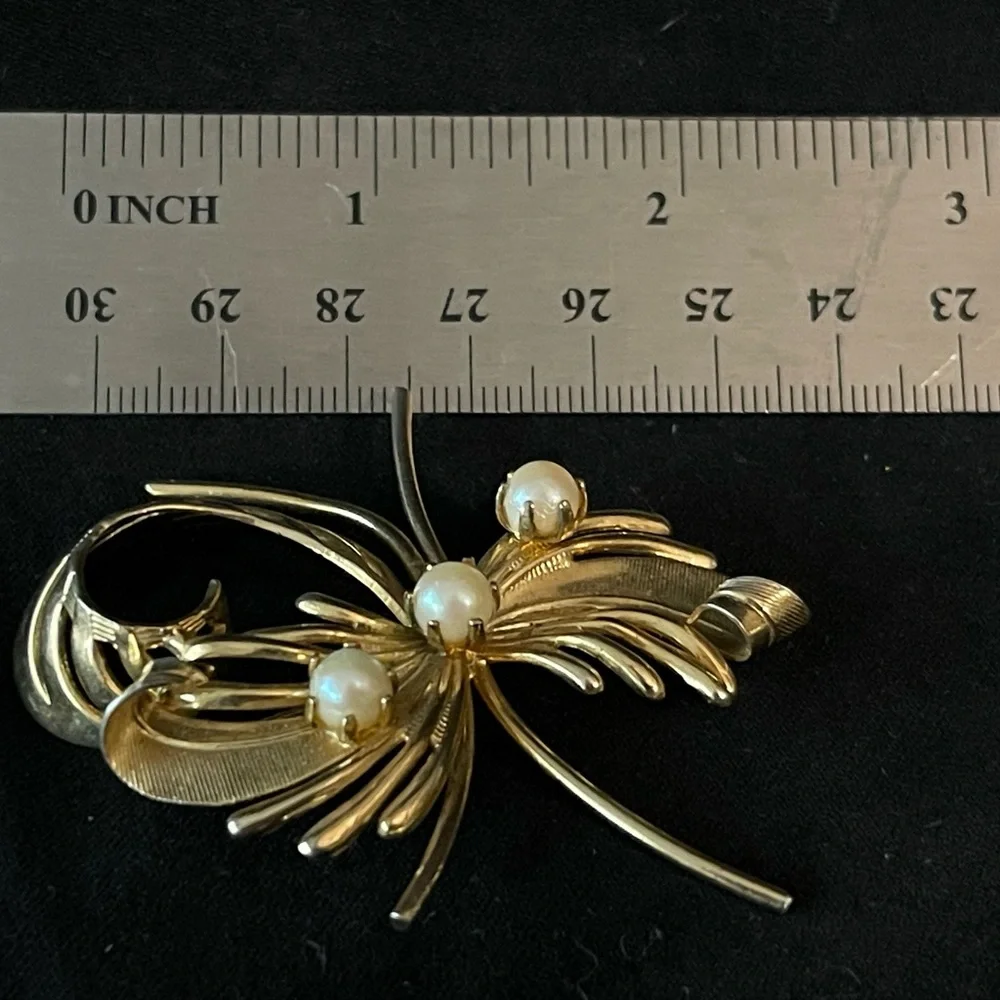 Vintage retro, gold brooch with pearl